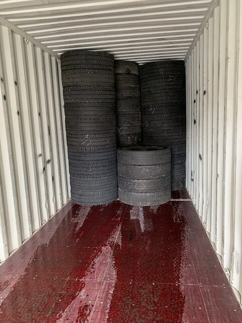 Loading image when exporting used tires(to South Asia)